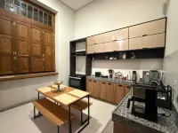 Base Hostel - Hostels