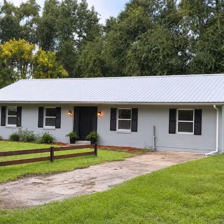 Quiet, cozy 3 bedroom home, across from river, in peaceful Palatka