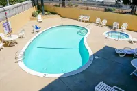 Ramada by Wyndham Ontario - Rooftop Pools