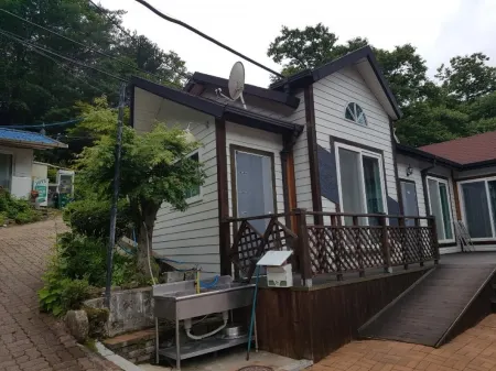 Goesan Hwayang Valley Geumsadam Pension Отели рядом с достопримечательностью «Goesanho»