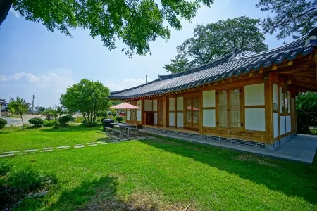 Yeongam Namhyangjae Hanok Experience Pension Отели рядом с достопримечательностью «Daebul University»