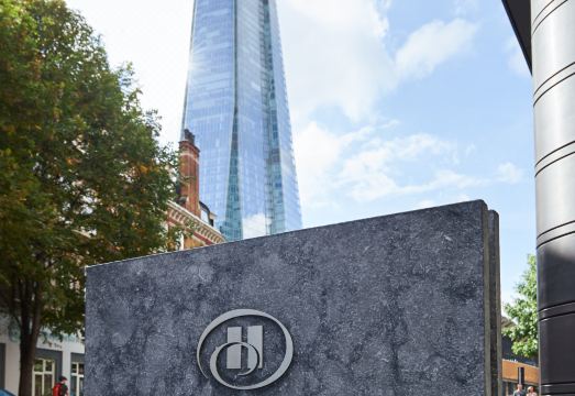 1. 힐튼 런던 타워..