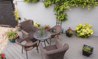 Riverside Bed and Breakfast - Housity