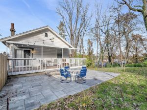 Cozy Cottage in the Heart of Hyde Park 1 Bedroom Home by Redawning