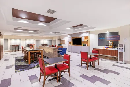 Holiday Inn Express & Suites Austin NW - Lakeway Отели рядом с достопримечательностью «High 5»