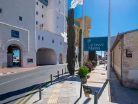Sanders Elgio - Neat 3-Bdr Apt with Rooftop