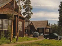 Lake Lodge Cabins - Inside the Park Hotels near متنزه يلوستون الوطني