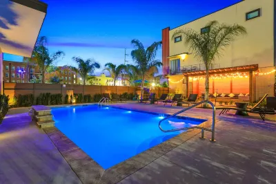 Modern Townhouse w Balcony Hotels in Mid-City