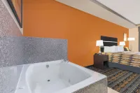 Days Inn by Wyndham Dilley - Hot Tub