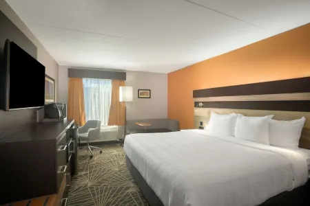 La Quinta Inn & Suites by Wyndham Branson Отели рядом с достопримечательностью «The SKY Deck at Parakeet Pete's Waterfront Zipline»