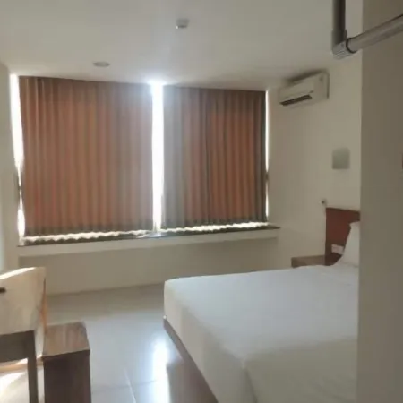 L Bajo Hotel