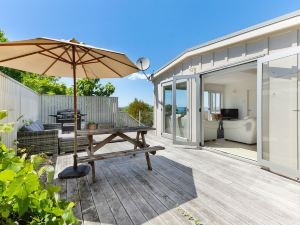 Tiri Cottage - Sea Views in Oneroa by Waiheke Unlimited