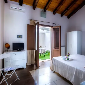 Kyanos Residence Hotels near Arethusa Spring