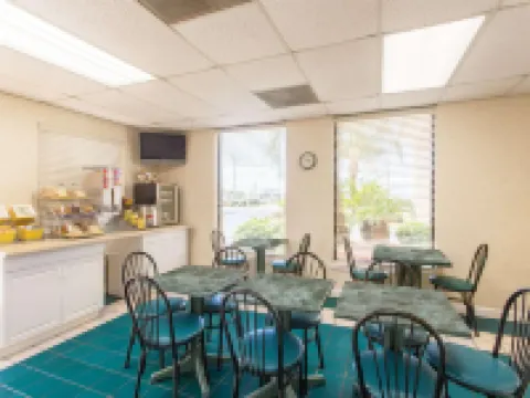 Days Inn & Suites by Wyndham Navarre - Near Beaches/Hurlburt Hotels in Santa Rosa County