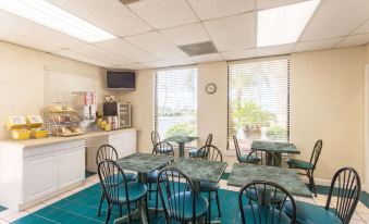 Days Inn & Suites by Wyndham Navarre - Near Beaches/Hurlburt