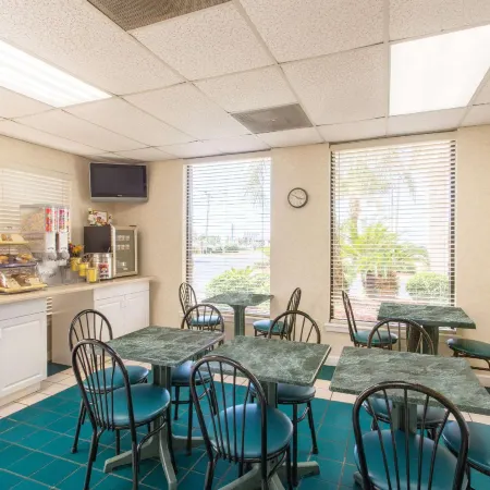 Days Inn & Suites by Wyndham Navarre - Near Beaches/Hurlburt