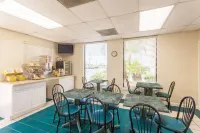 Days Inn & Suites by Wyndham Navarre - Near Beaches/Hurlburt