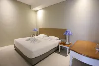 Heroes Hotel Hotels in Genteng