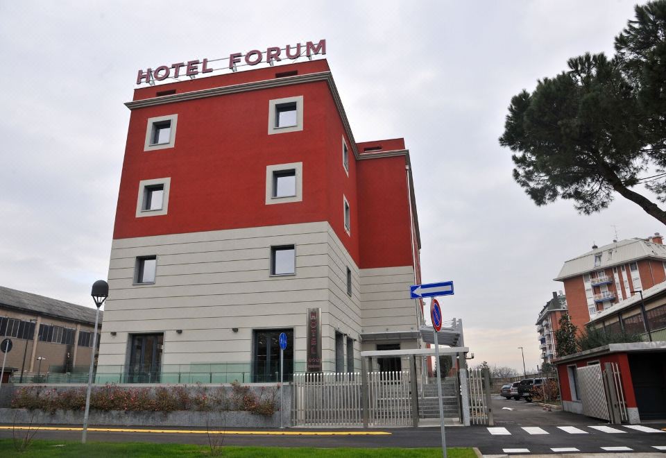 "a large hotel building with a sign that reads "" hotel forum "" prominently displayed on the front of the building" at Hotel Forum