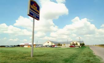 Econo Lodge Inn & Suites Bridgeport