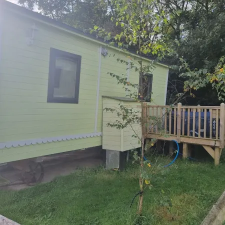 Glamping Hut - Sleeps 2, Hot Tub & Parking