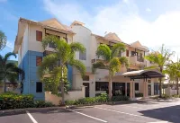 Cairns Queens Court Hotels near Good Shepherd Anglican Church