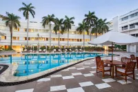 The Claridges New Delhi - piscina
