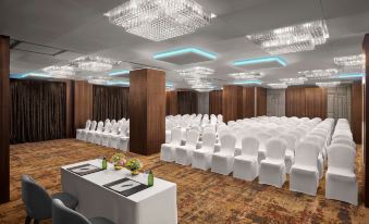 8. Hyatt Ce..