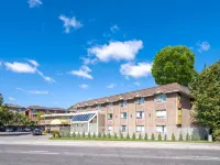 Super 8 by Wyndham Toronto East on