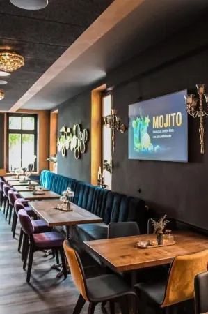 Hotel Schwarzer Adler Jever Отели в г. Йевер