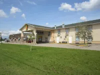Super 8 by Wyndham Dawson Creek - parking