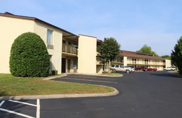 北卡羅來納門羅紅屋頂套房酒店