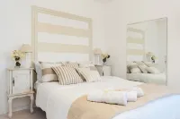 Chic 3Br Apt w Parking on the Beach by Sea N Rent โรงแรมใน