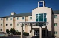 Days Inn & Suites by Wyndham Augusta Near Fort Eisenhower فنادق في Columbia County