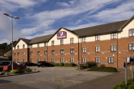 Premier Inn Newcastle Under Lyme Отели рядом с достопримечательностью «Парк Батпул»