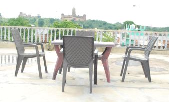 Hotel Shri Mahant Orchha 5 Mint Walking from Ram Raja Temple