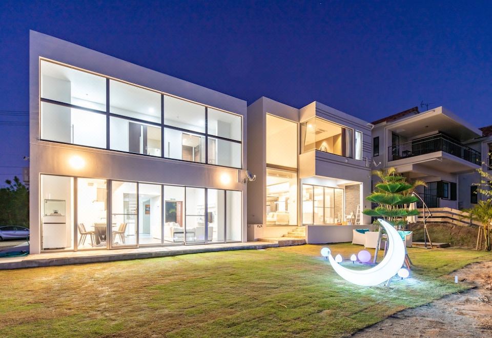 1. Luxury H..