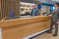 Holiday Inn Express FLEET by IHG - bar