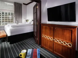 Staypineapple, An Iconic Hotel, the Loop Chicago