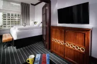 Staypineapple, An Iconic Hotel, the Loop Chicago