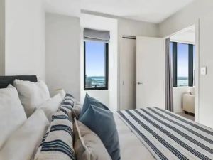 Just Opposite to Sky Tower , 2 Bed 2 Bath in CBD