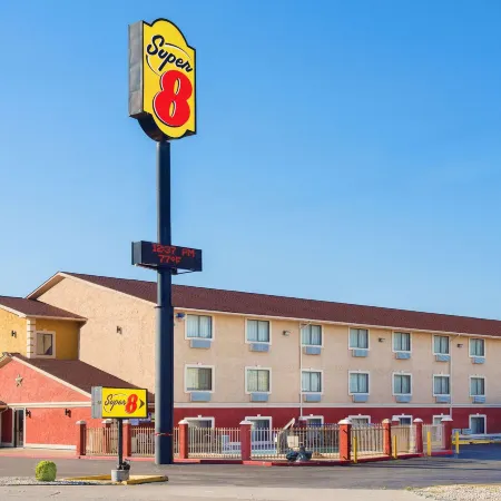 Super 8 by Wyndham San Antonio/I-35 North Отели рядом с достопримечательностью «Торговый центр "Роллинг Окс Молл"»