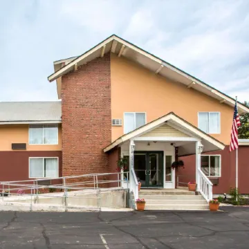 Econo Lodge Lakes Region Отели в г. Оссипи