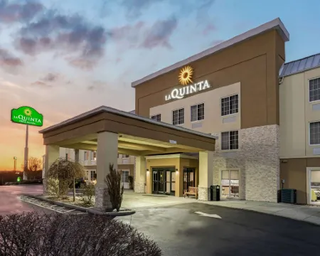 La Quinta Inn & Suites by Wyndham Knoxville North I-75 Hotels in Powell