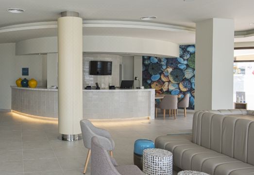 알루아소울 팔마의 어른 전용 풀 및 휴식 공간