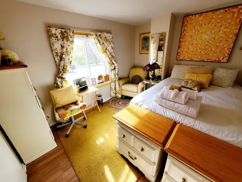 Cozy Yellow Queen Bed by Yale U - 2つ星