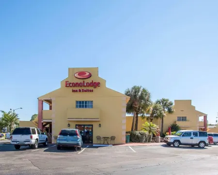 Econo Lodge Inn & Suites Maingate Central