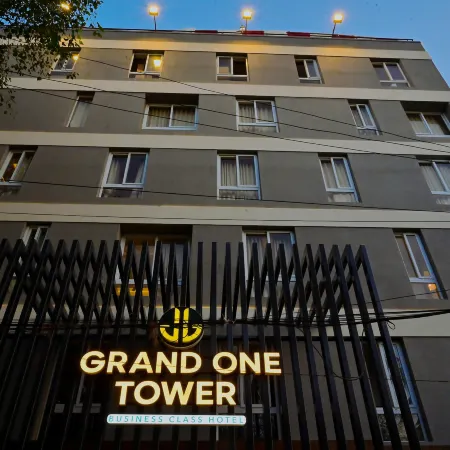Grand One Tower Отели рядом с достопримечательностью «Больница «Санкара Нетралая»»