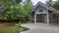 Bumi Abah Homestay Hotels in Parigi