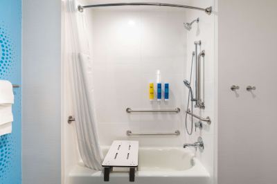 Mobility Hearing Accessible Two Queen Room with Tub